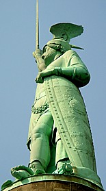 Hermann mit 7 m langem Schwert